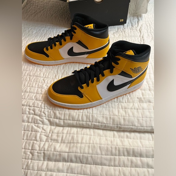 Nike air jordan 1 mid yellow and black NIB - Picture 3 of 8